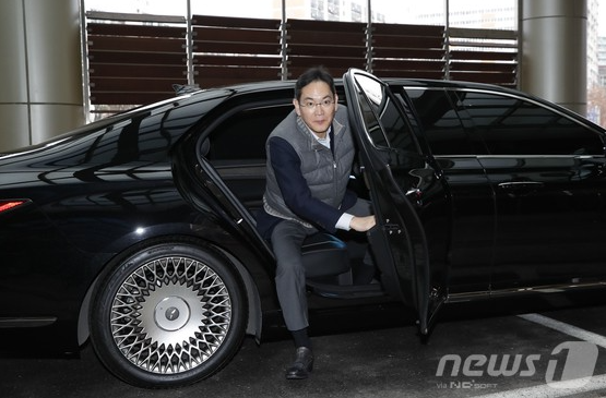 이재용 · 의전 차량으로 일관 사용하는 Genesis G90 — 외제차 거부 패턴.