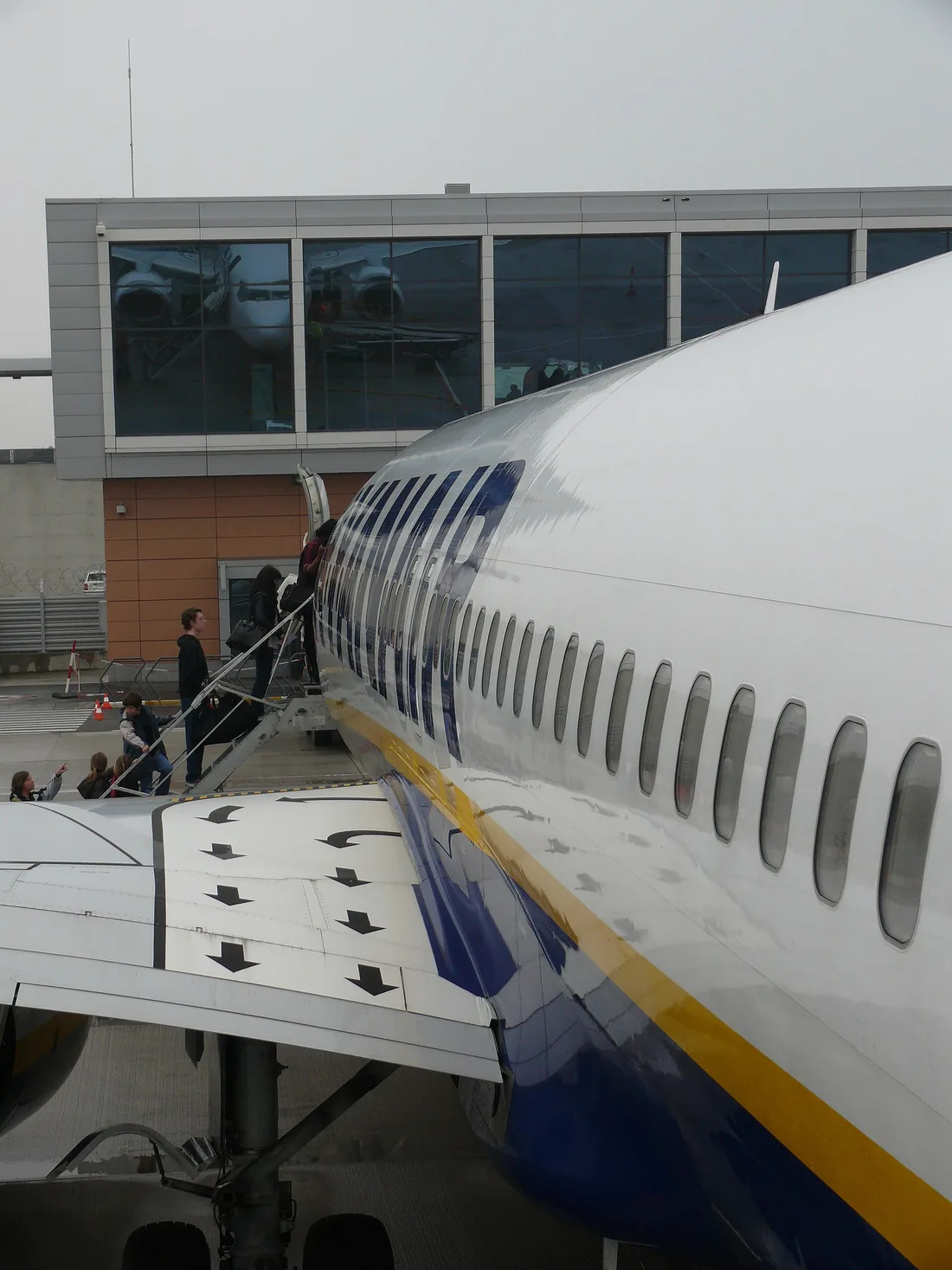 737-800 날개 위 비상구 자리와 날개에 그려진 탈출 화살표