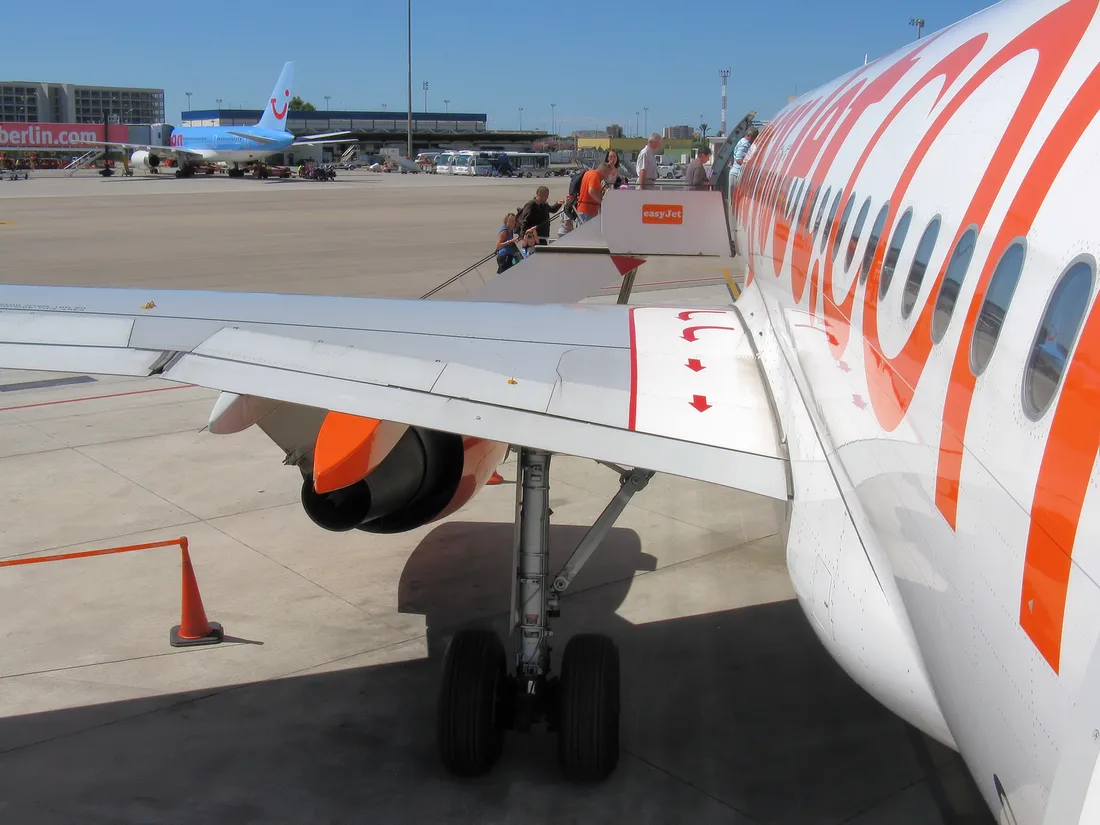 A319 날개 위에 붉은 화살표로 표시된 탈출 경로