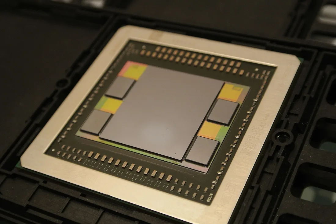 AMD Fiji 패키지 — 가운데 GPU 다이와 그 주위 HBM 스택 네 개