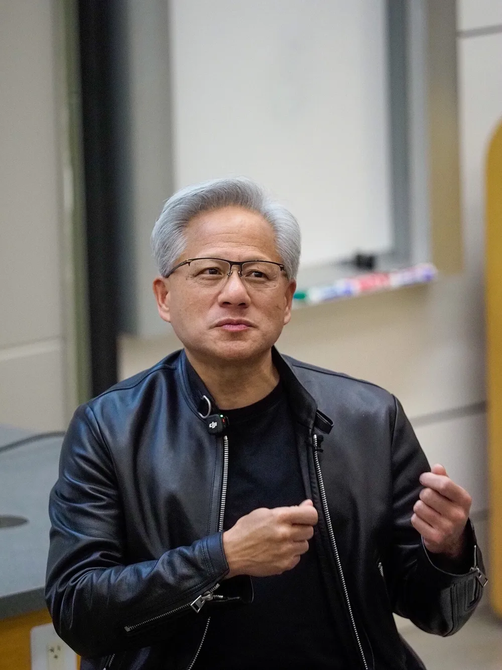 가죽 재킷을 입고 강의실에서 말하는 젠슨 황