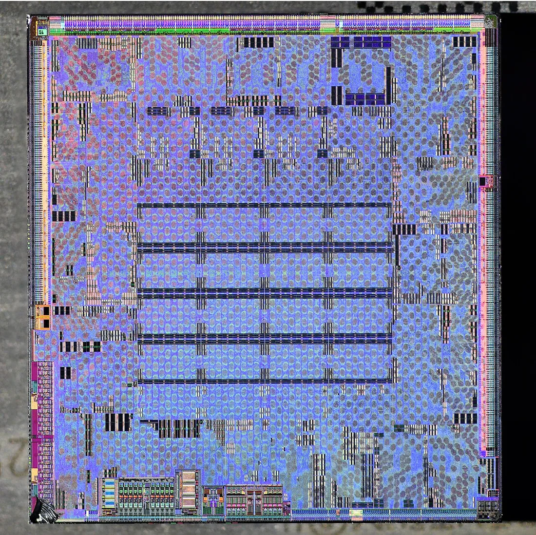 GPU 다이를 위에서 찍은 사진. 같은 모양의 블록이 격자처럼 수없이 반복되고, 가장자리를 따라 입출력 패드가 줄지어 있다.